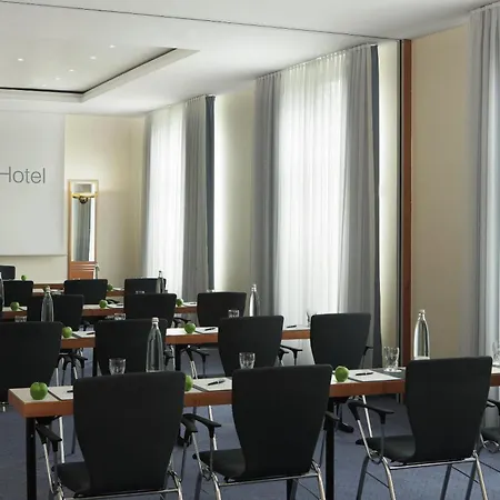 Center By Leonardo Szálloda